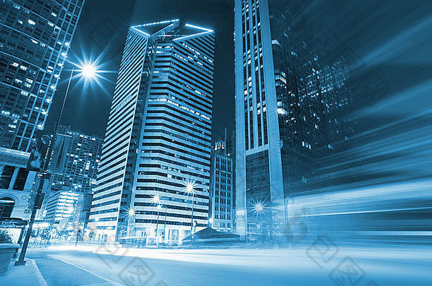夜间城市交通高峰-城市交通运行。周围的摩天大楼。美国<strong>城市图片</strong>集。芝加哥，伊利诺伊州，美国。