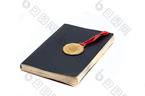 一本书和一枚奖章是关于白色背景的毕业概念