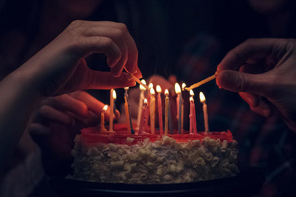 详细的视图白色生日蛋糕蜡烛