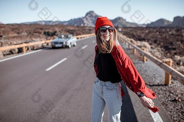 一位快活女人的肖像，穿着时髦的红色衬衫和帽子，在沙漠路上感到<strong>自由</strong>和快乐。无忧无虑的生活方式和<strong>旅<strong>游</strong>理念