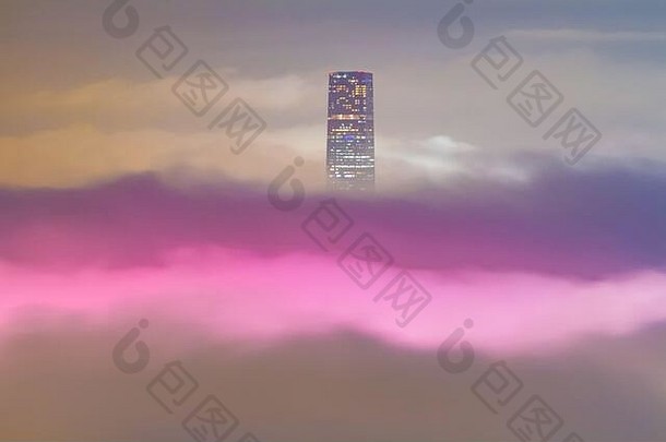 色彩鲜艳的云覆盖摩天大楼在香港香港城市晚上