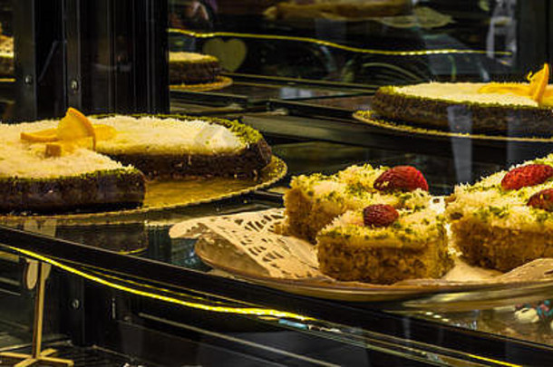 不同的馅饼在糕点店的面包玻璃柜台上出售