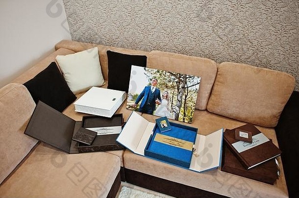 沙发上有一套结婚相册和相册。