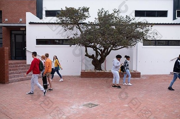 学生与朋友在室外散步的侧视图