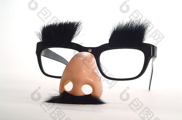 白色背景上有胡子和眉毛的幽默概念眼镜。格劳乔·马克思式眼镜。伪装和有趣的服装。