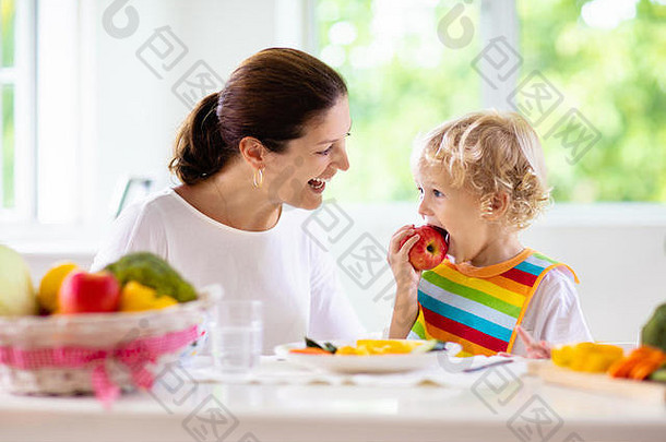 妈妈。喂养孩子蔬菜妈妈提要孩子白色厨房窗口婴儿男孩坐着高椅子吃健康的午餐蒸胡萝卜