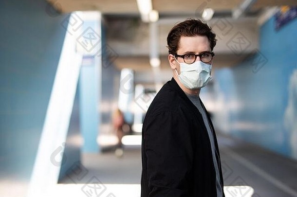科罗纳病毒爆发时戴着呼吸面罩和橡胶手套的男子的肖像