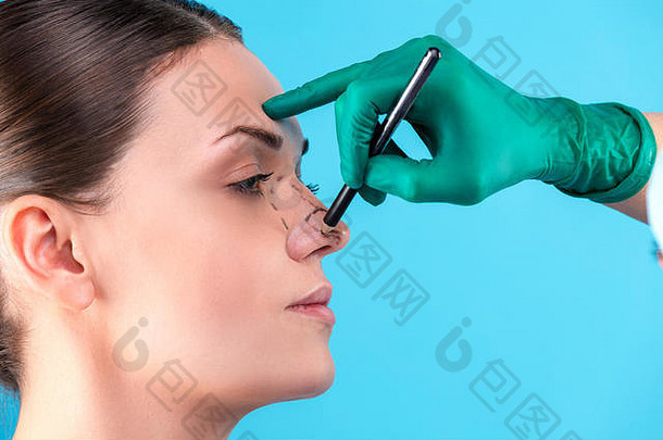 化妆品外科医生检查女客户端办公室医生吸引了行标记眼睑塑料手术眼睑整容术外科医生美容师手触碰女人脸鼻整形术