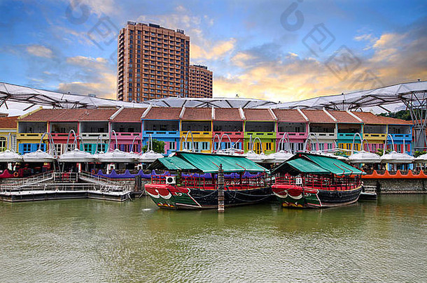 新加坡河沿岸克拉克码头的多彩历史建筑