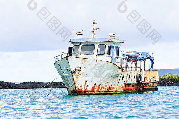 海上的旧船向加拉帕戈斯群岛射击