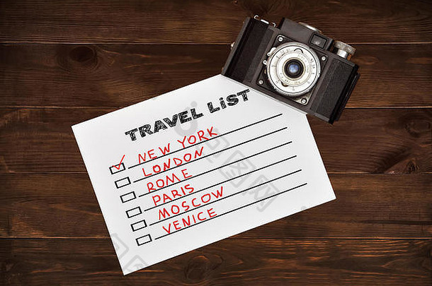 复古相机和在白纸上绘制旅行清单