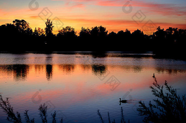 五彩缤纷的夕阳湖，反射着美丽的光线