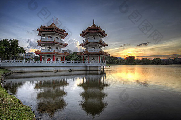 日落时新加坡华人花园湖的双塔
