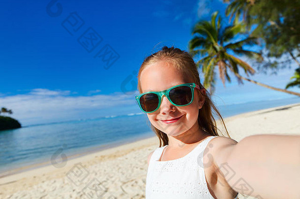 可爱的女孩使自拍热带海滩拉罗汤加岛夏天假期