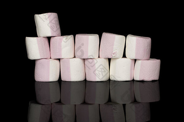 在黑色玻璃上隔离大量的全甜粉彩棉花糖墙