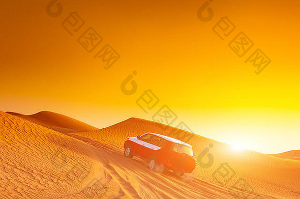 日落时，越野卡车或suv在阿拉伯沙漠的沙丘上行驶。越野已修改为无法识别。