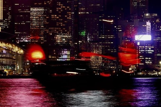 香港港一艘帆船的夜景照片