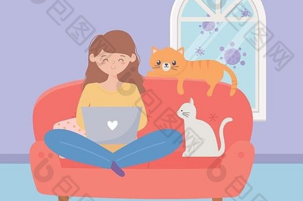 呆在家里，用笔记本电脑的女孩坐在沙发上和猫在一起