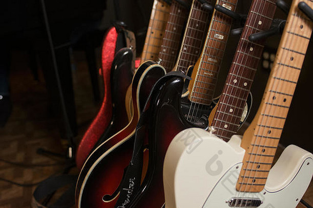 电吉他排列在录音室的吉他架上