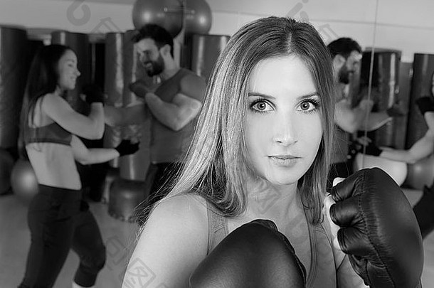 拳击aerobox金发碧眼的女人肖像健身健身房培训锻炼