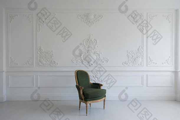 复古豪华绿色扶手椅，白色房间，墙面设计，浅浮雕灰泥饰条，roccoco元素