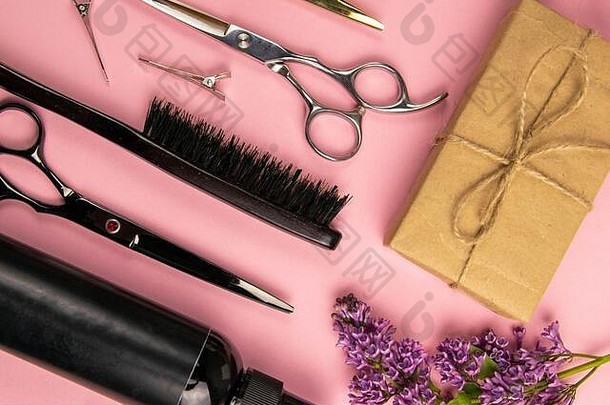 理发师工具剪刀库姆斯头发过来这里发夹淡紫色花粉红色的背景美概念平躺前视图