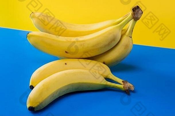 群成熟的<strong>香蕉</strong>蓝色的桌面