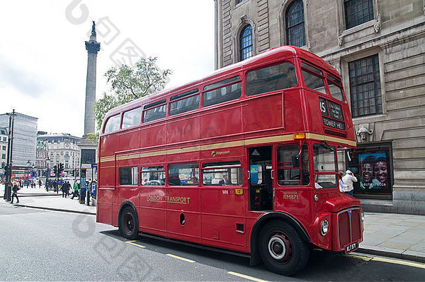 20世纪60年代的经典红色双层routemaster巴士