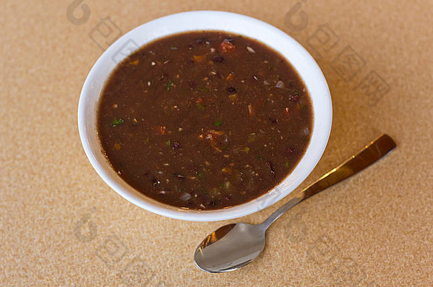 餐桌上白碗里的新鲜热黑豆汤