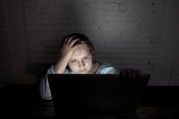 害怕悲伤的女孩用笔记本电脑在网上受<strong>欺凌</strong>遭受网络<strong>欺凌</strong>骚扰感到绝望和恐吓。<strong>欺凌</strong>跟踪者的儿童受害者