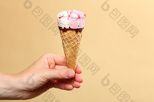 浆果冰淇淋华夫格锥手橙色让人耳目一新甜点夏季