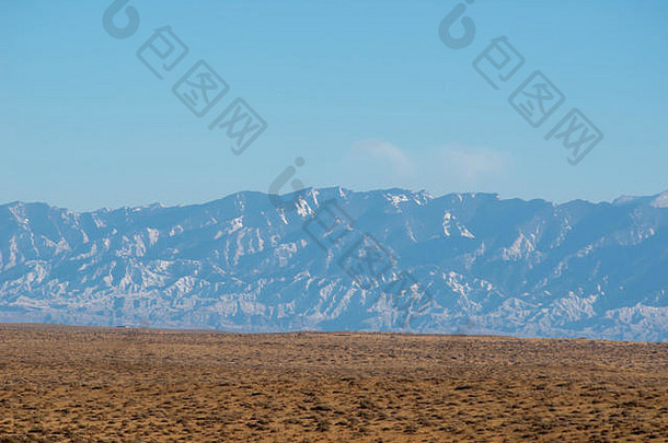 中国内蒙古西部贺兰山戈壁沙漠和山峰。