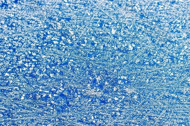 第一块冰晶的质地。蓝色的雪景。设计的冬季背景。本质上的抽象。