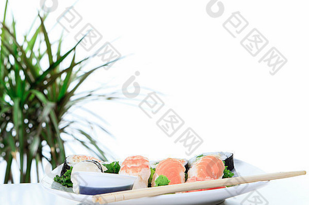 寿司板前面白色背景