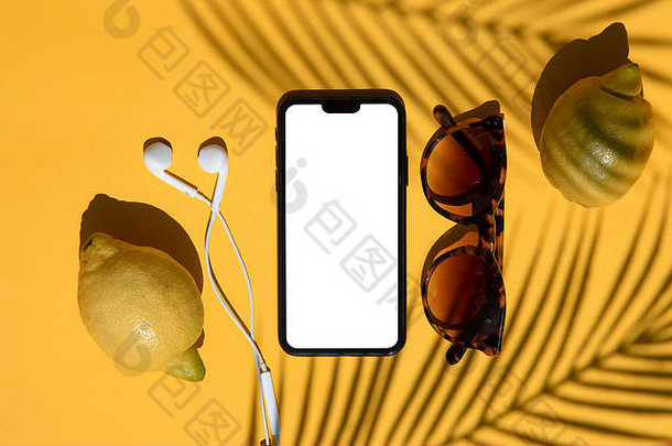 夏季空白智能手机，搭配新鲜柠檬和太阳镜