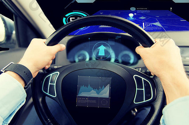 屏幕上有图形的人驾驶汽车特写镜头