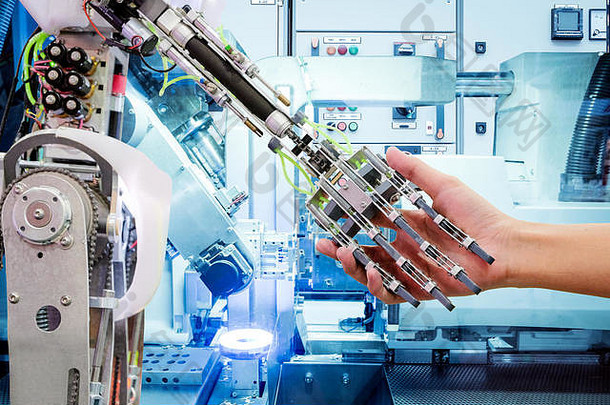 人工智能在工业机器人上与人类握手，蓝色背景，工业4.0概念