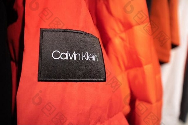 冬天外套奢侈品设计师标签卡尔文客户挂衣服铁路商店