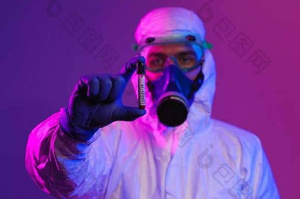 冠状病毒医生持有积极的科维德病毒血样本管穿生物危害疫情保护面具西装发光