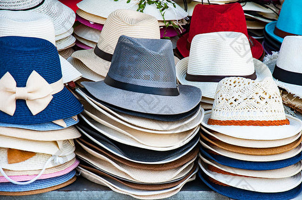越南市场上出售的各种漂亮女士帽子