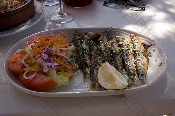 新鲜烤沙丁鱼和沙拉，圣安东尼奥，伊维萨，西班牙。