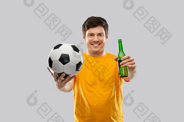 拿着足球和啤酒的男人或球迷