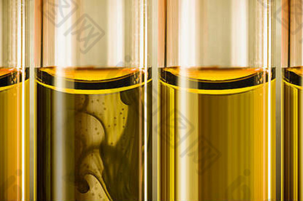 黄色的液体机石油玻璃管