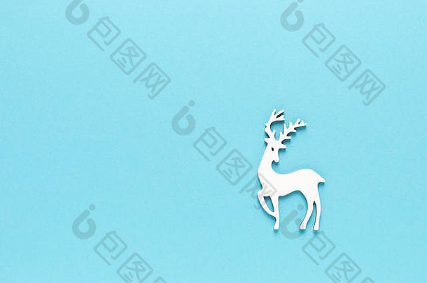 圣诞、新年或新年节日冬季贺卡，带有圣诞节装饰，蓝色背景上的鹿，圣诞节平面布置，俯视图