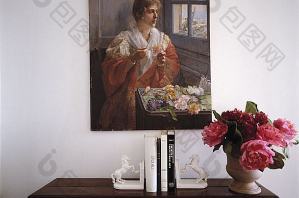 古董柜上粉红玫瑰上方的女士肖像静物画