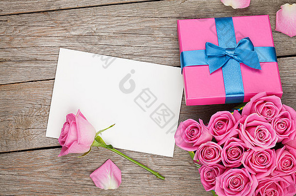 情人节贺卡或相框和礼品盒，木质桌上放满粉红色<strong>玫瑰</strong>。俯视图