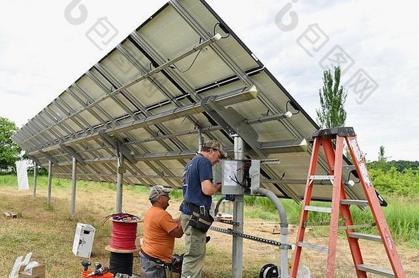 美国威斯康星州，持证电工在现场太阳能（光伏）系统，利用阳光发电