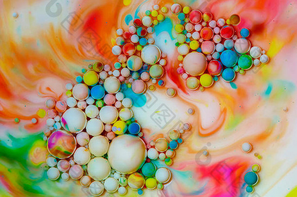 一些流体中彩色气泡的微距摄影，产生了一个永恒的充满活力的转瞬即逝的微观世界。