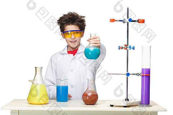 小男孩是化学家，在<strong>实验室</strong>里用化学液体做实验