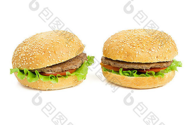 白色背景上隔离的两个汉堡包